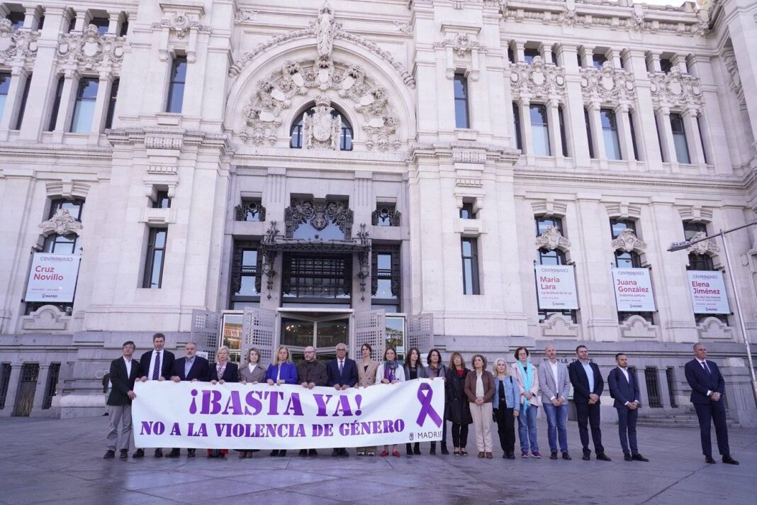 Madrid guarda un minuto de silencio por el asesinato machista de una vecina de Carabanchel - imagen 1