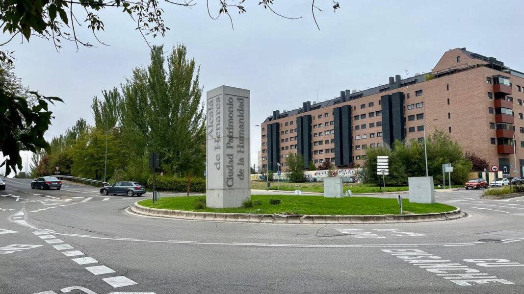 Alcalá de Henares refuerza la iluminación de la glorieta de Camarma con tres nuevos báculos - imagen 1