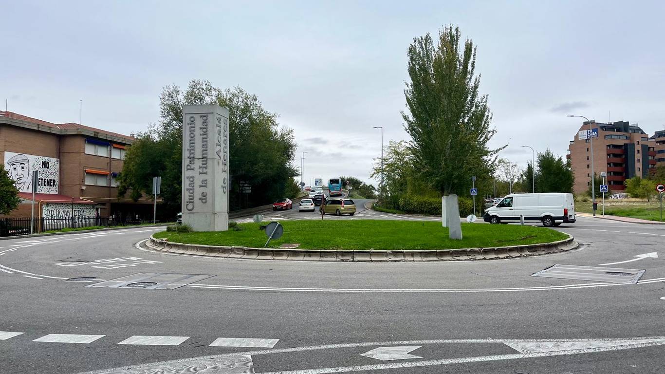 Alcalá de Henares refuerza la iluminación de la glorieta de Camarma con tres nuevos báculos