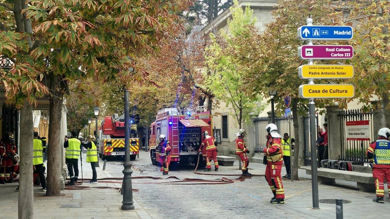 San Lorenzo de El Escorial: simulacro de incendio en el Real Coliseo Carlos III para ensayar el rescate de bienes culturales